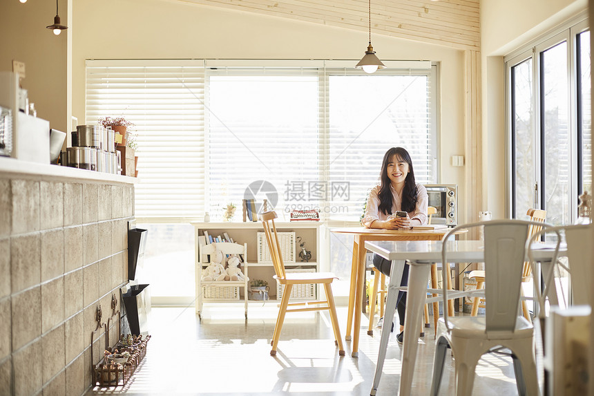 咖啡馆里放松开心的年轻女大学生图片