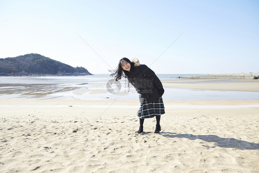 冬季海滩旅游开心的女大学生图片