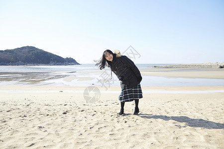 冬季海滩旅游开心的女大学生图片