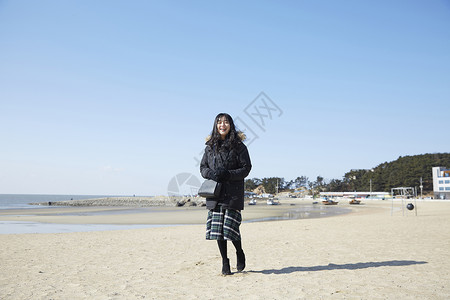 海边散步的女大学生图片