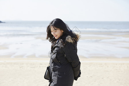 海边散步开心的女青年图片