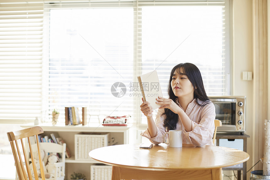 咖啡馆里看书的女大学生图片