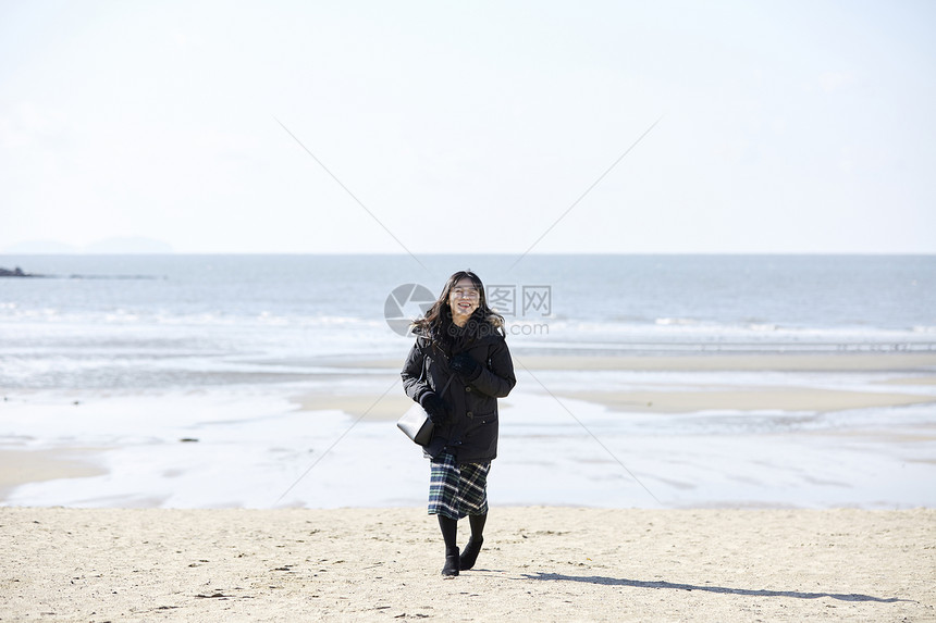 冬季海边的少女图片