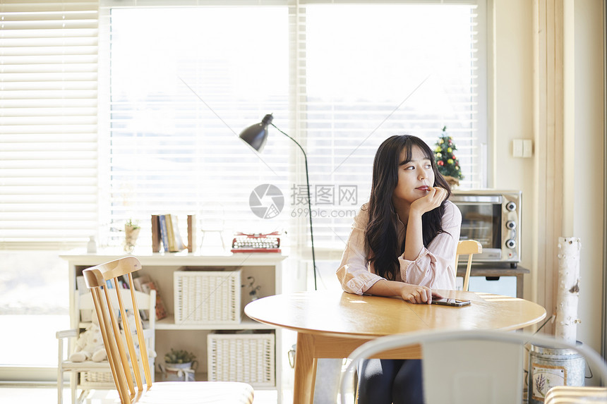 咖啡馆里看向窗外的少女图片