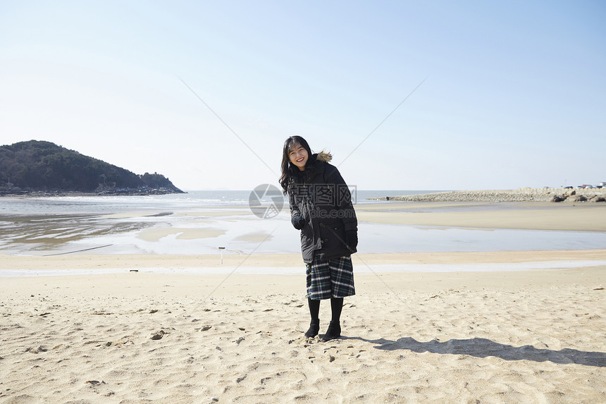 户外海边开心的女青年图片