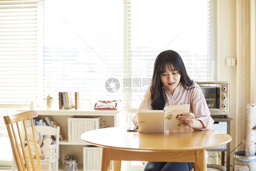 阅读书籍的年轻女子图片