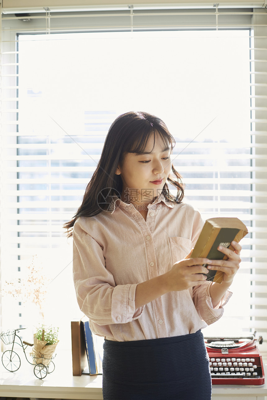 看着书本的少女图片