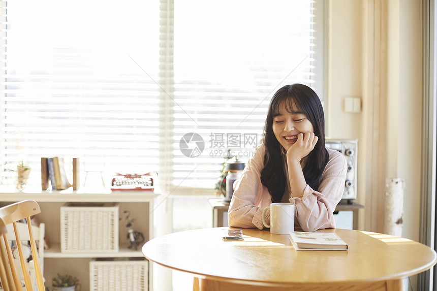 咖啡馆放松的女大学生图片