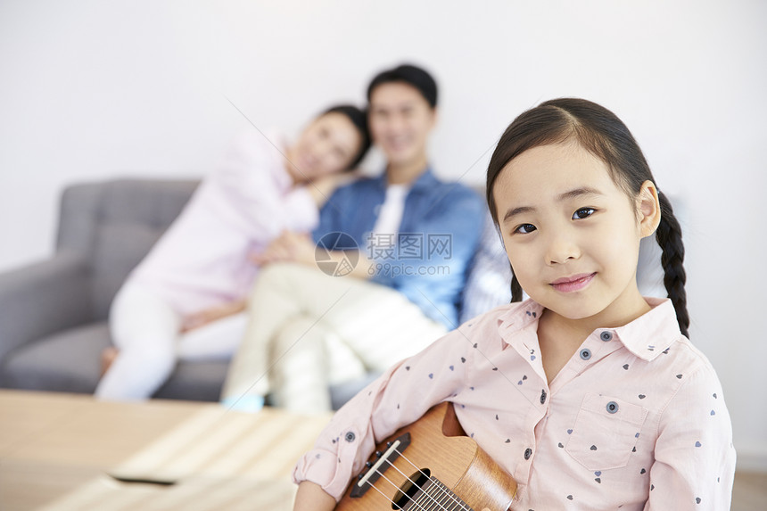 一家人在客厅的欢乐时光图片