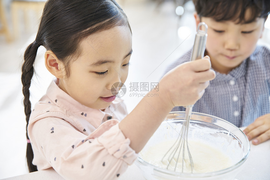 在家庭厨房里做饭的一家人图片