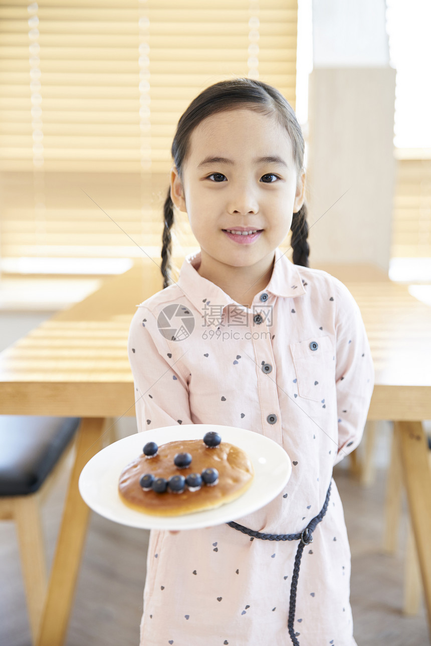 强烈的感情桌子分钟房子生活孩子女孩韩国人图片