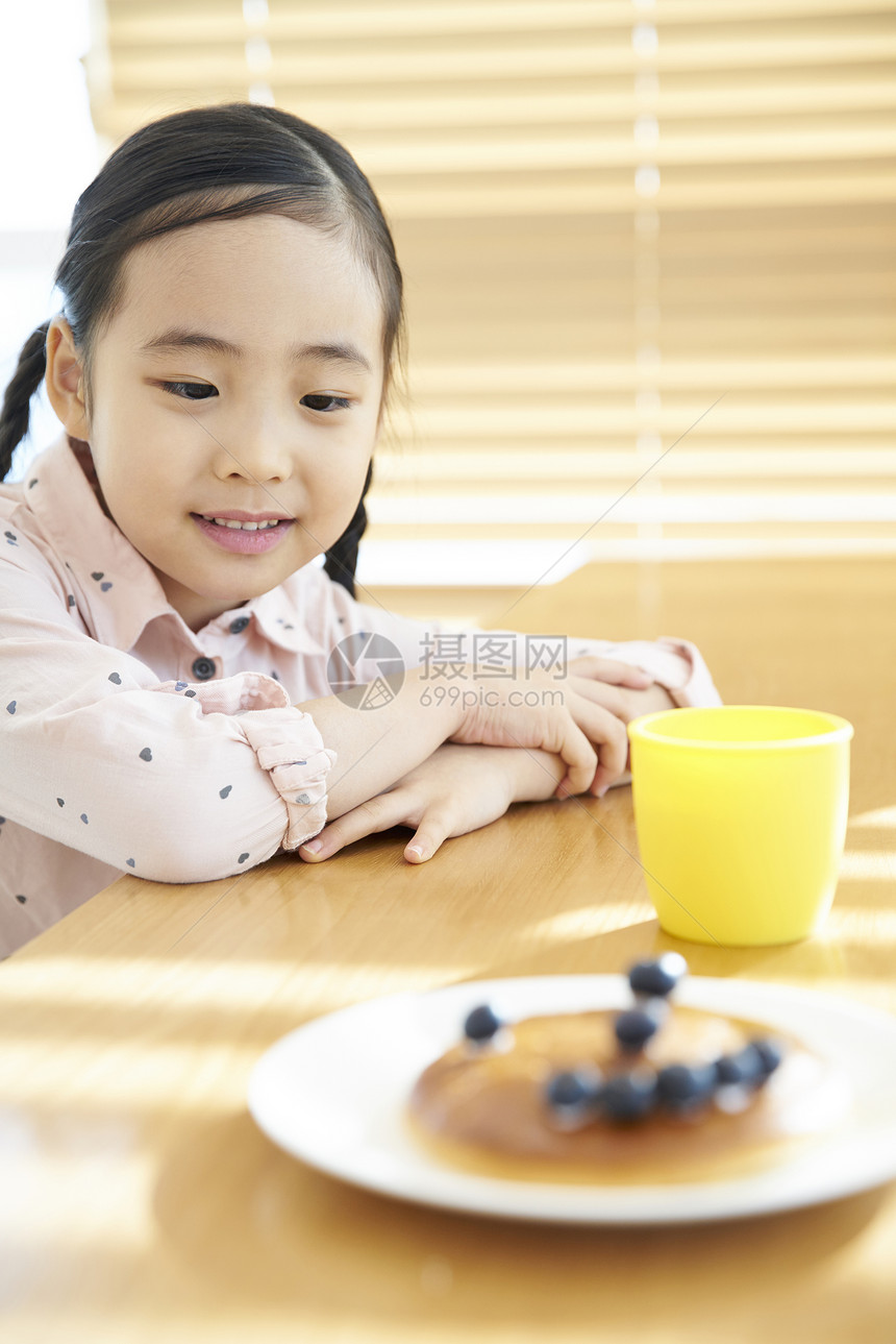 盯着看瓦因快乐房子生活孩子女孩韩国人图片