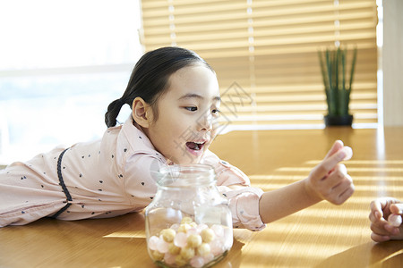 一起吃糖果的小男孩和小女孩图片