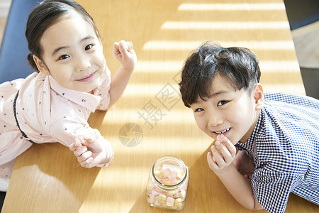 一起吃糖果的小男孩和小女孩图片