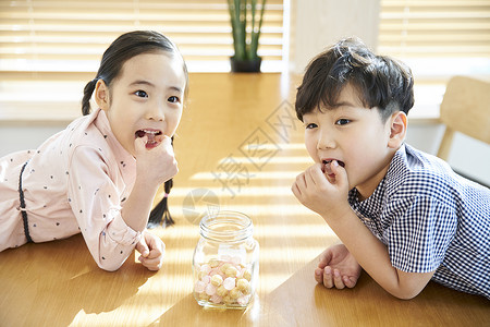 一起吃糖果的小男孩和小女孩图片