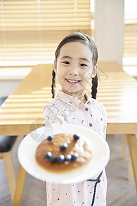 生活的女孩端着食物图片