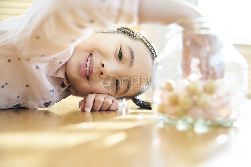 孩子在桌子上吃糖果图片