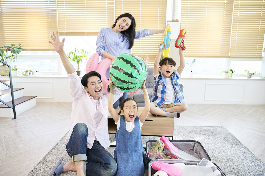 一家人在客厅里的欢乐时光图片