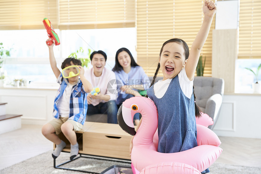 一家人在客厅里的欢乐时光图片