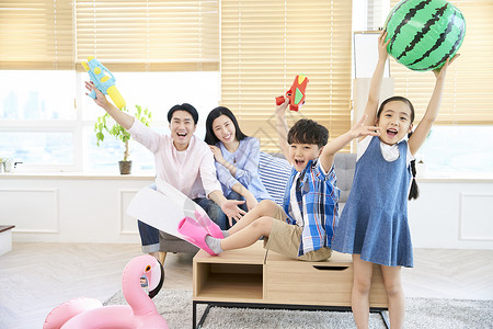 一家人在客厅里的欢乐时光背景图片