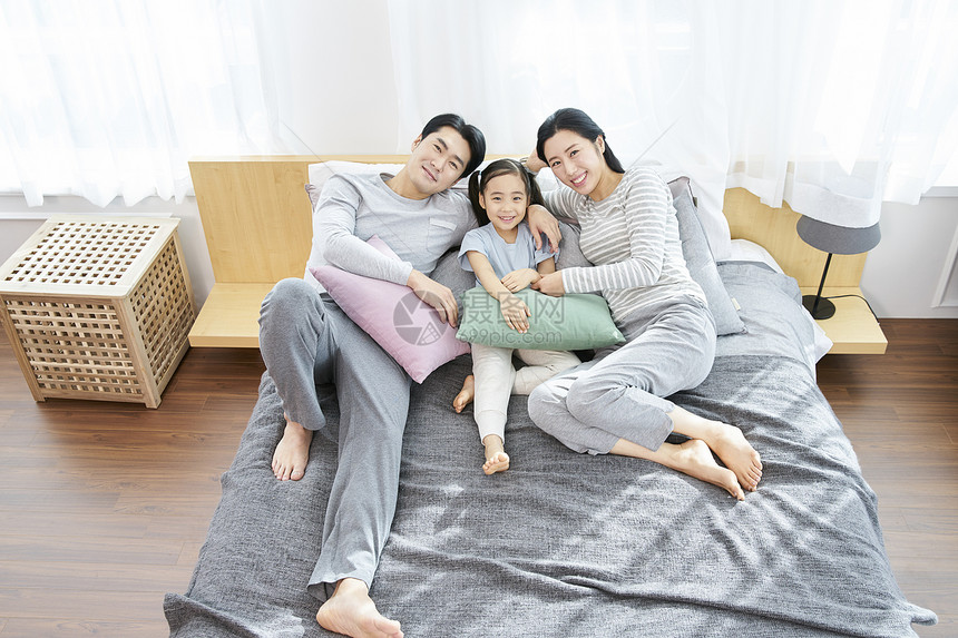 一家人开心的在床上聊天图片