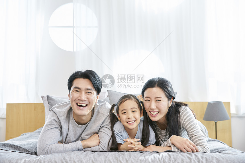 床上可爱幸福的一家人图片
