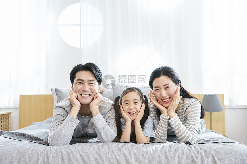 床上可爱幸福的一家人图片