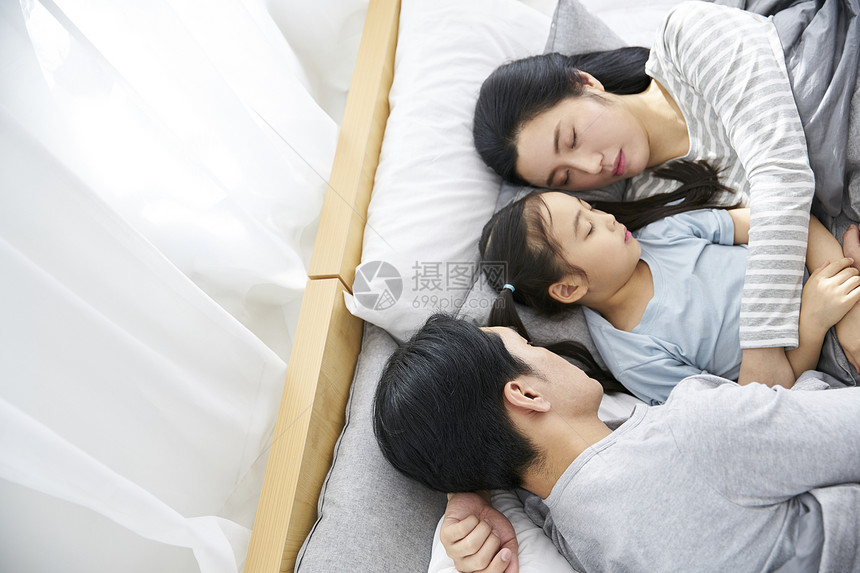 床上休息的一家人图片