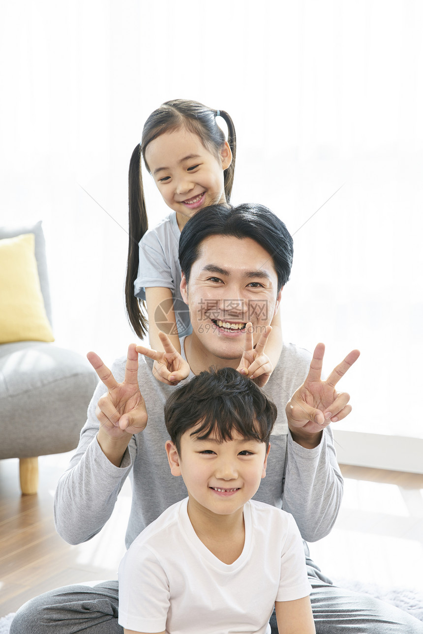 小孩卡塔米特使人快乐的房子家人爸爸女儿儿子韩国人图片