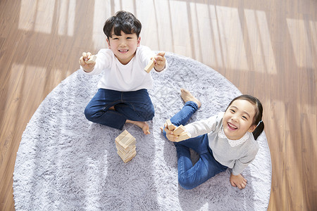 举起住房愉快的生活兄弟朋友孩子韩国人图片