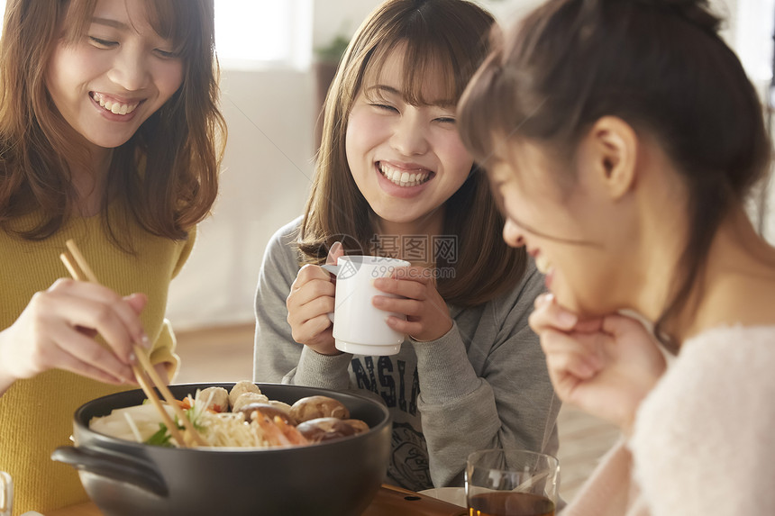 闺蜜在家里聚餐吃火锅图片