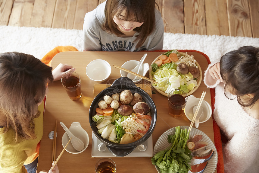 闺蜜在家里聚餐吃火锅图片