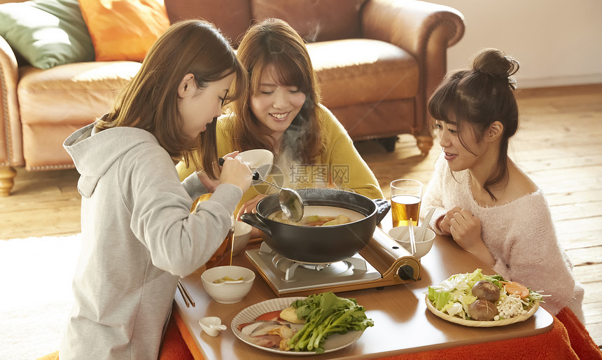 女孩们一起在家开心的吃火锅图片