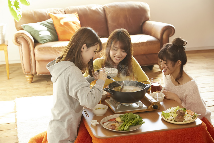 女孩们一起在家开心的吃火锅图片