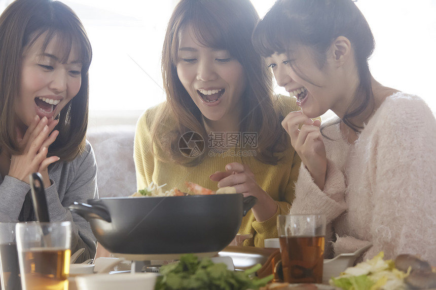 女孩们一起在家开心的吃火锅图片