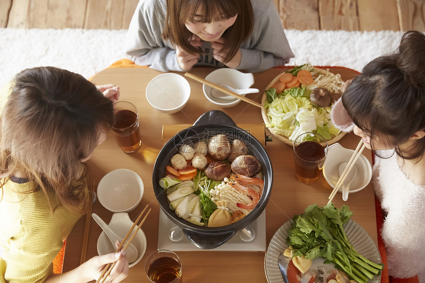 女孩们一起在家开心的吃火锅图片