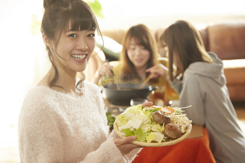 享受火锅美食的年轻女孩图片