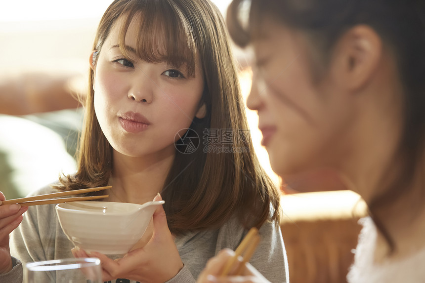 享受火锅美食的年轻女孩图片