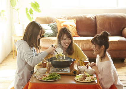 年轻女孩聚会享受美食火锅图片