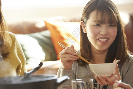 年轻女孩聚会享受美食火锅图片