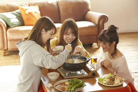 年轻女孩聚会享受美食火锅图片