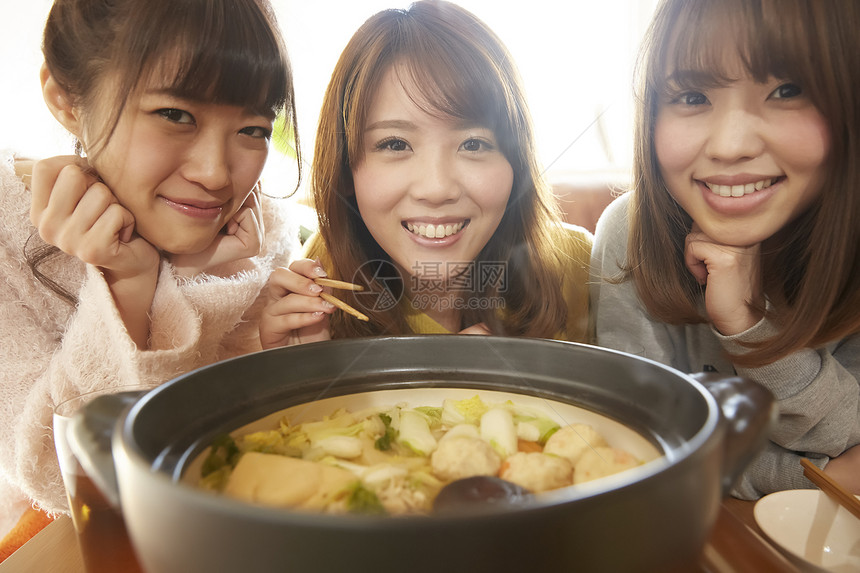 年轻女孩聚会享受美食火锅图片