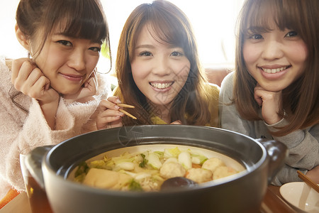 年轻女孩聚会享受美食火锅图片