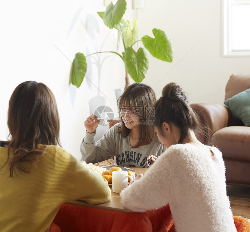 女孩们在家吃橘子喝茶聊天图片