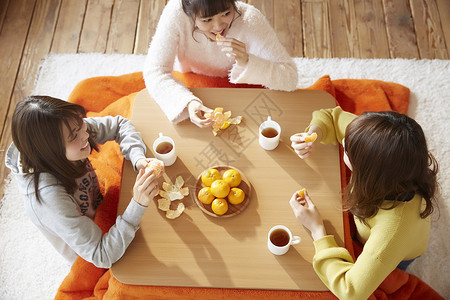 女孩们在家吃橘子喝茶聊天图片