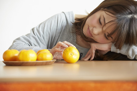 趴在桌子上休息的居家女孩图片