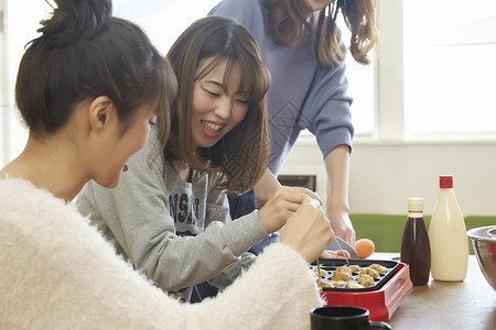 闺蜜聚会制作章鱼烧图片