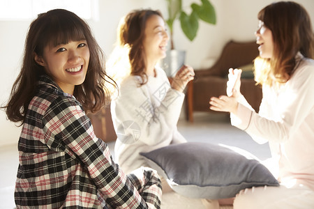 转弯亲密朋友女孩的谈话睡衣派对妇女协会图片