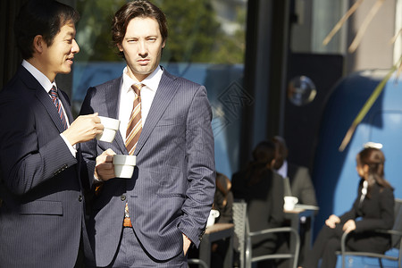 企业家在室外喝咖啡交流图片