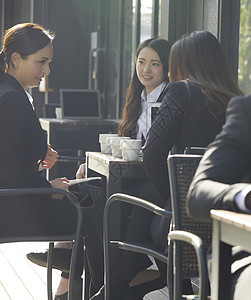 白人职业妇女海外出差全球商务会议图片